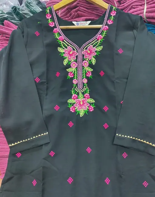 TmVjayBFbWJyb2lkZXJlZCBLdXJ0aSBCbGFjaw==